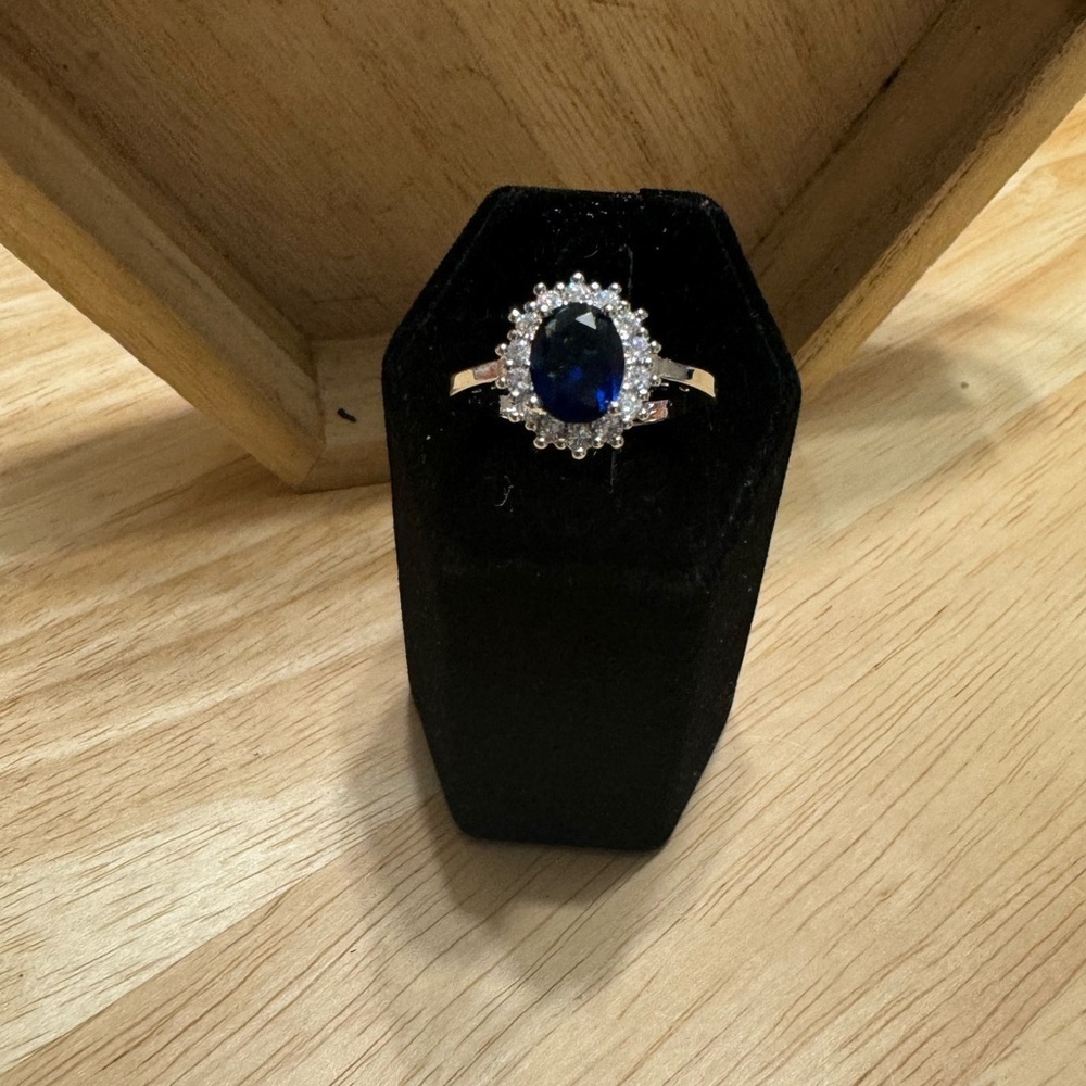 SIZE 10 WEDDING RING - Picture 3 of 9